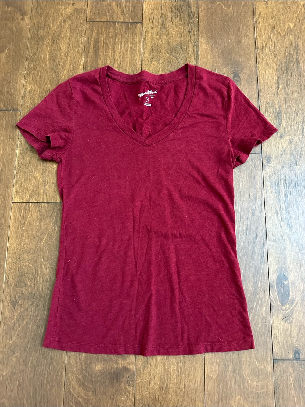 Universal Thread Women's V-Neck Short Sleeve Tee - Burgundy